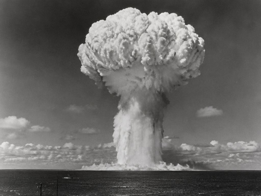Explosão nuclear representando riscos